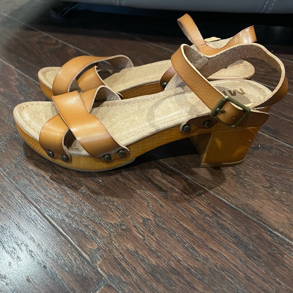 MIA Brown Women Susan Block Heel Faux Wooden Clogs Sandal Size 8 Buckle Studded